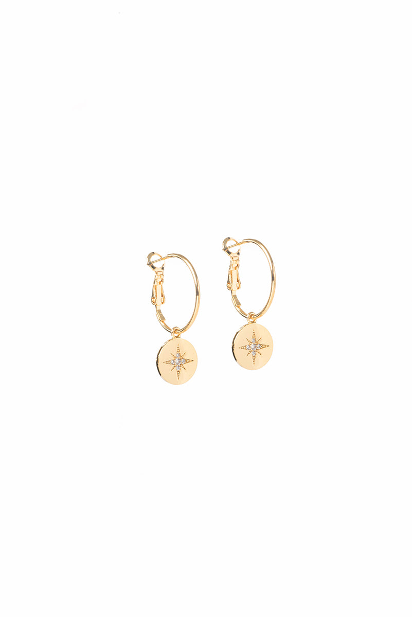 Boucles d'oreilles placage or 14K sous forme d'anneaux avec médaillons boussole Millie 2