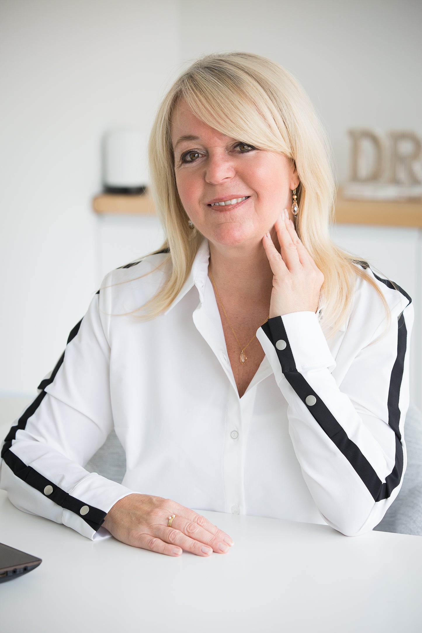 Collier et boucles d'oreilles en or rempli 14K Mal'Or 1 portés sur une femme - lifestyle