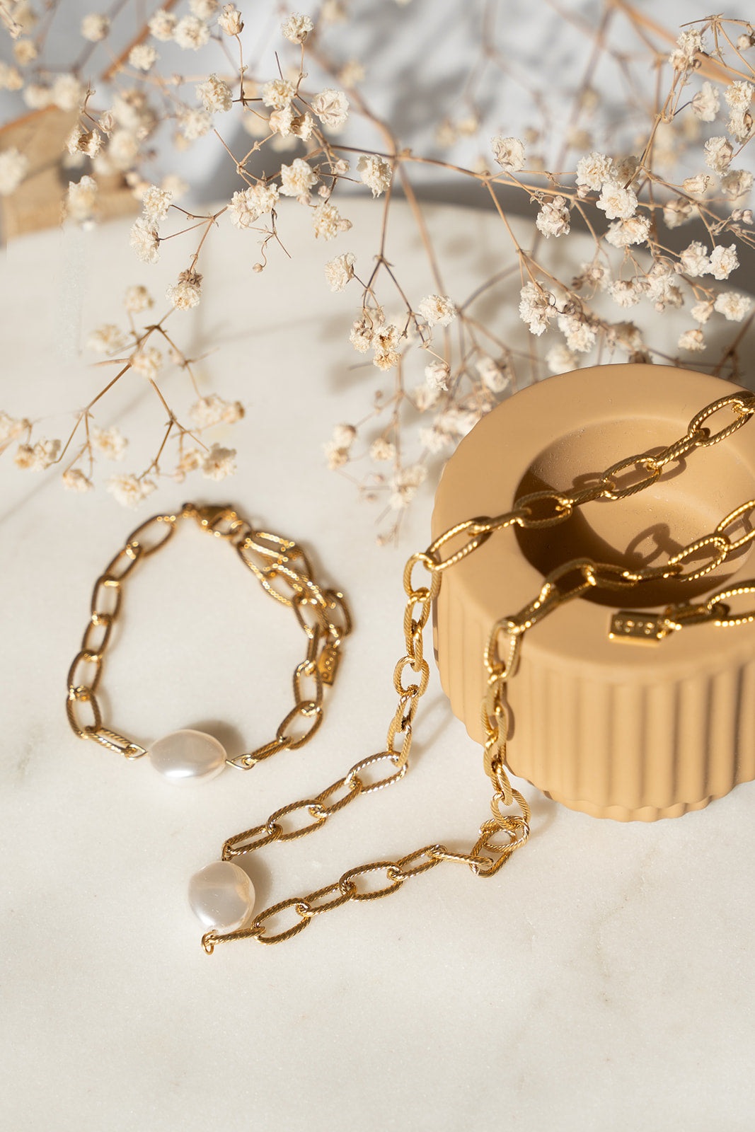 Collier et bracelet maximalistes acier inoxydable or avec perle blanche - Véronica 3 - lifestyle