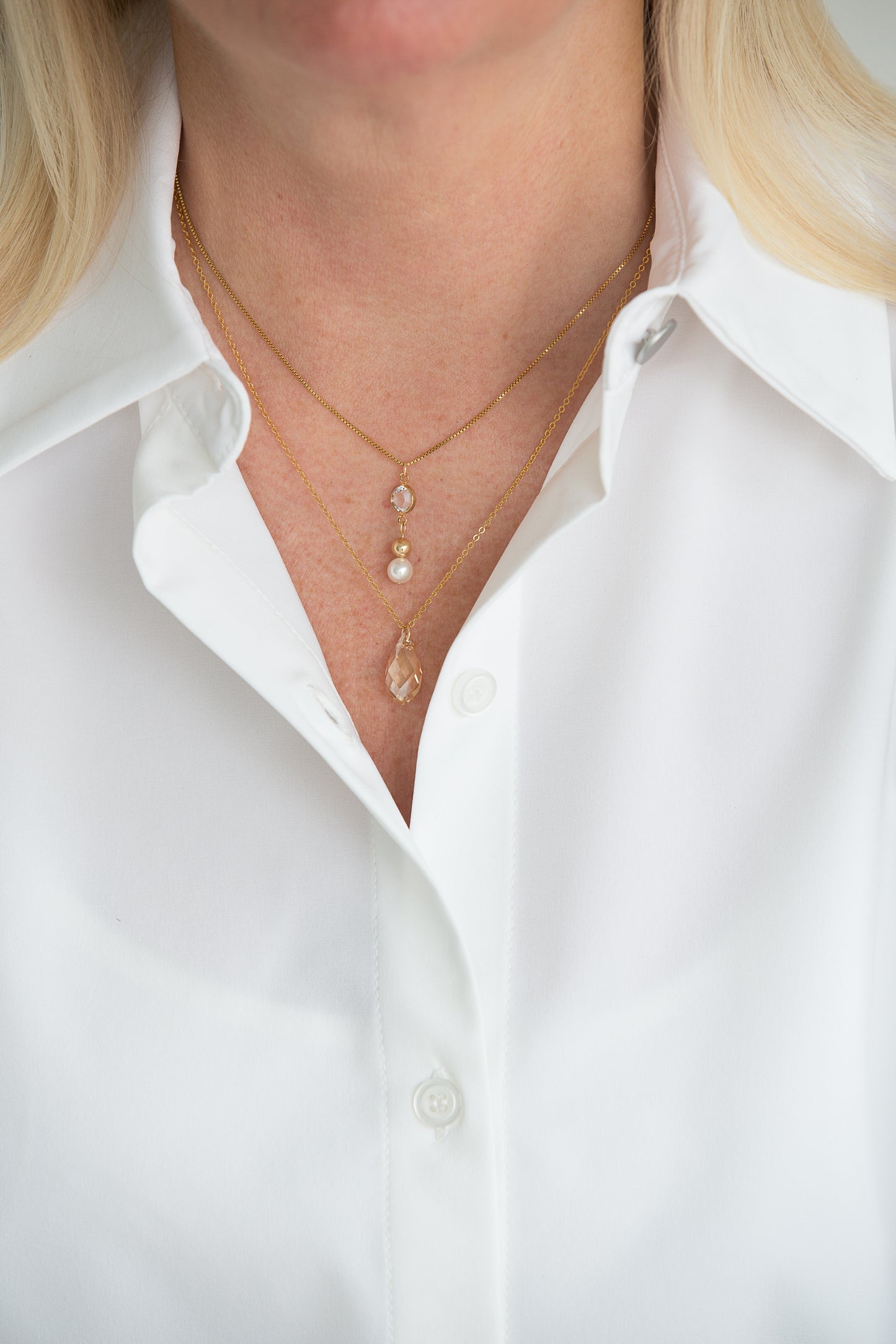 Colliers dorés avec cristaux Swarovski Mal'Or 1 et 2 - photo lifestyle sur une femme