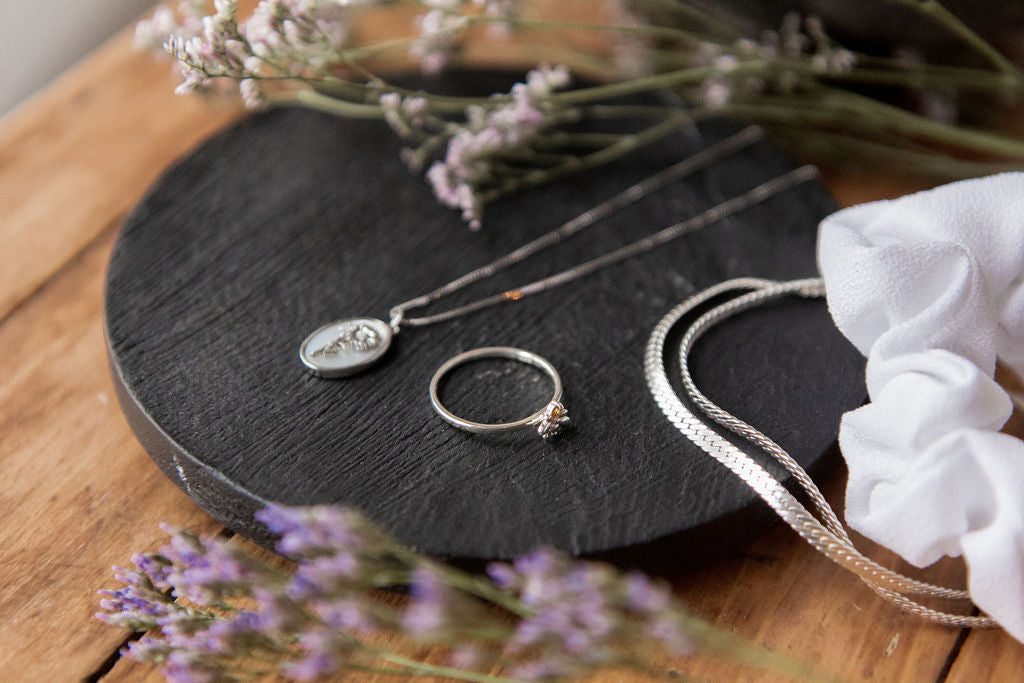 Collier Marguerite 1 et 2 et bague Alma 1 lifestyle Kara Bijoux et Style