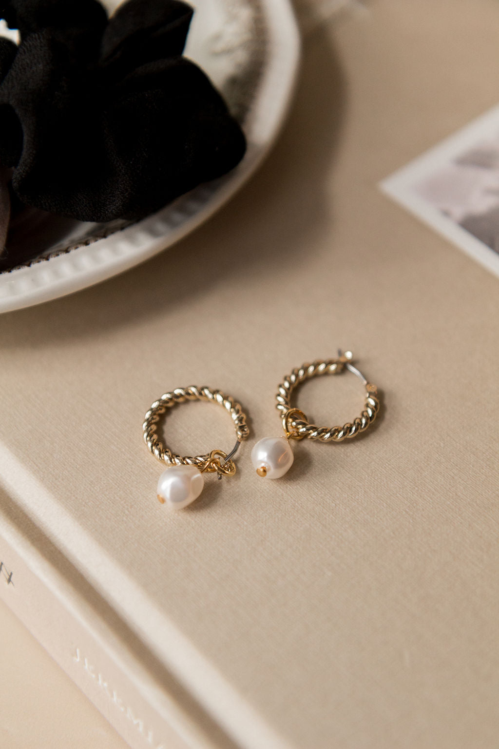 Boucles d'oreilles Marguerite 2 lifestyle image 1 - Kara Bijoux et Style