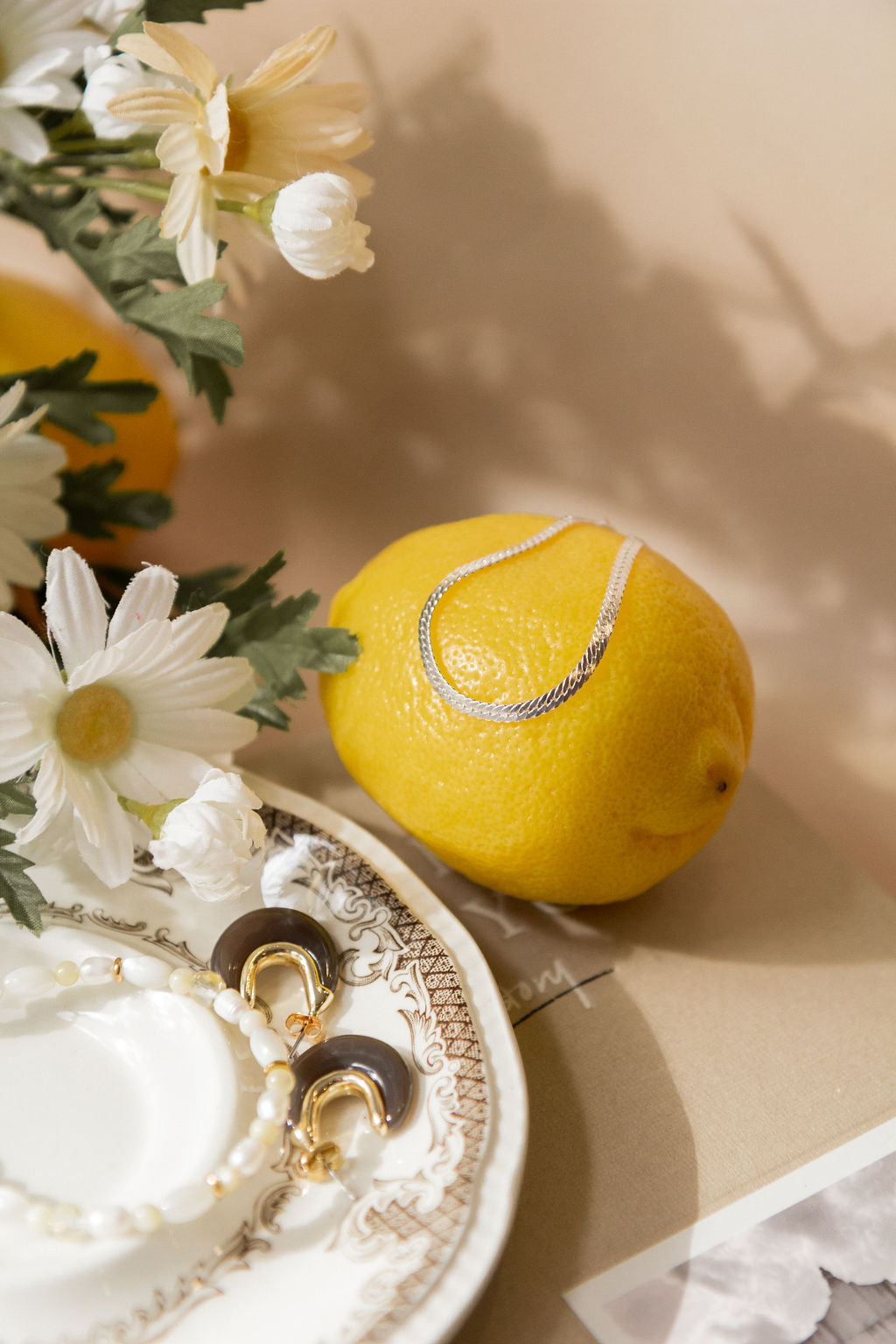 Collier ou bracelet Marguerite 1, bracelet Iris 1 et boucles d'oreilles Iris 1 lifestyle