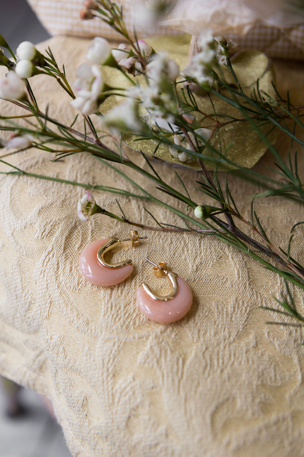 Boucles d'oreilles Iris 1 beige lifestyle - Kara Bijoux et Style