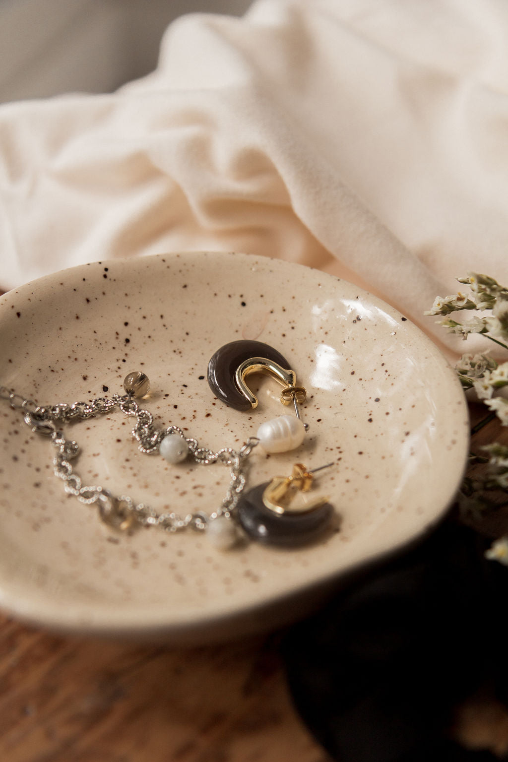 Bracelet Iris 3 argent et boucles d'oreilles Iris 1 brunes lifestyle, à Lévis