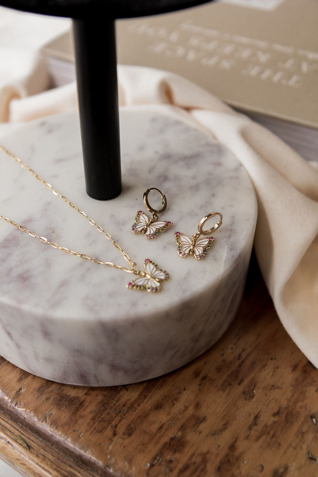 Collier Alma 3 et boucles d'oreilles Alma 2 sans perle lifestyle, Lévis, Kara Bijoux