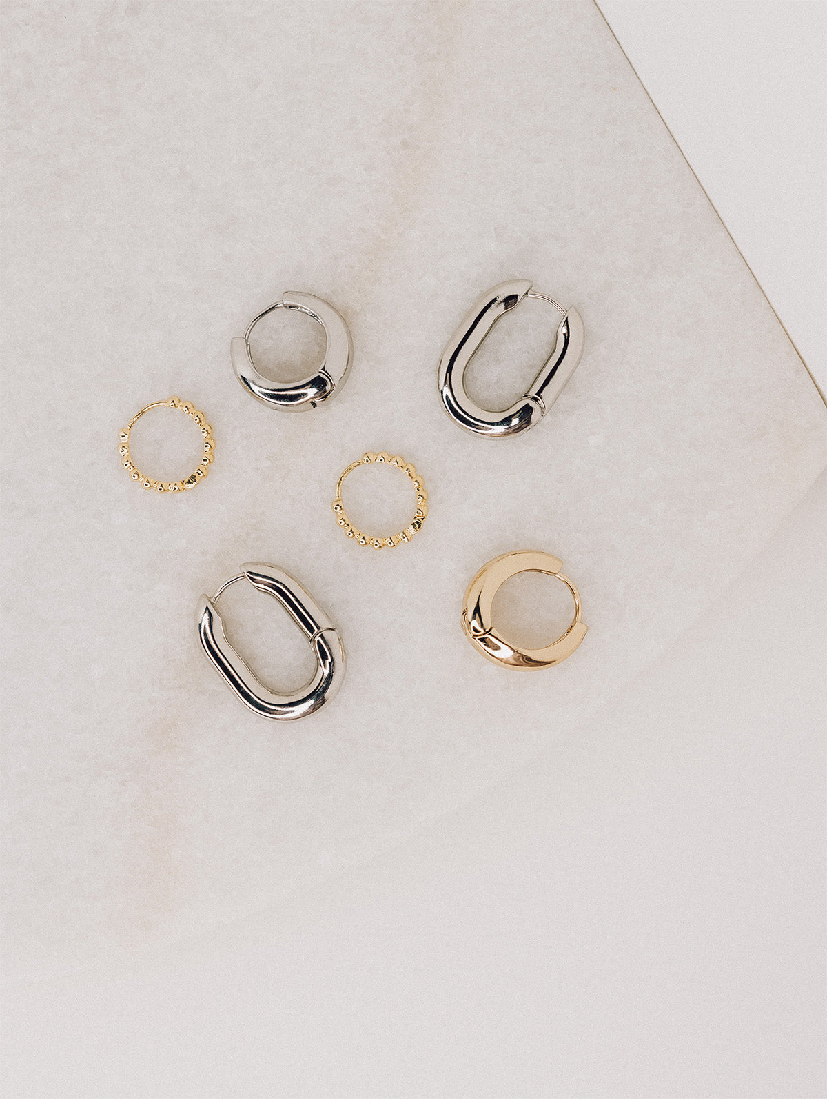 Photo lifestyle boucles d'oreilles anneaux basiques or et argent placage Keira