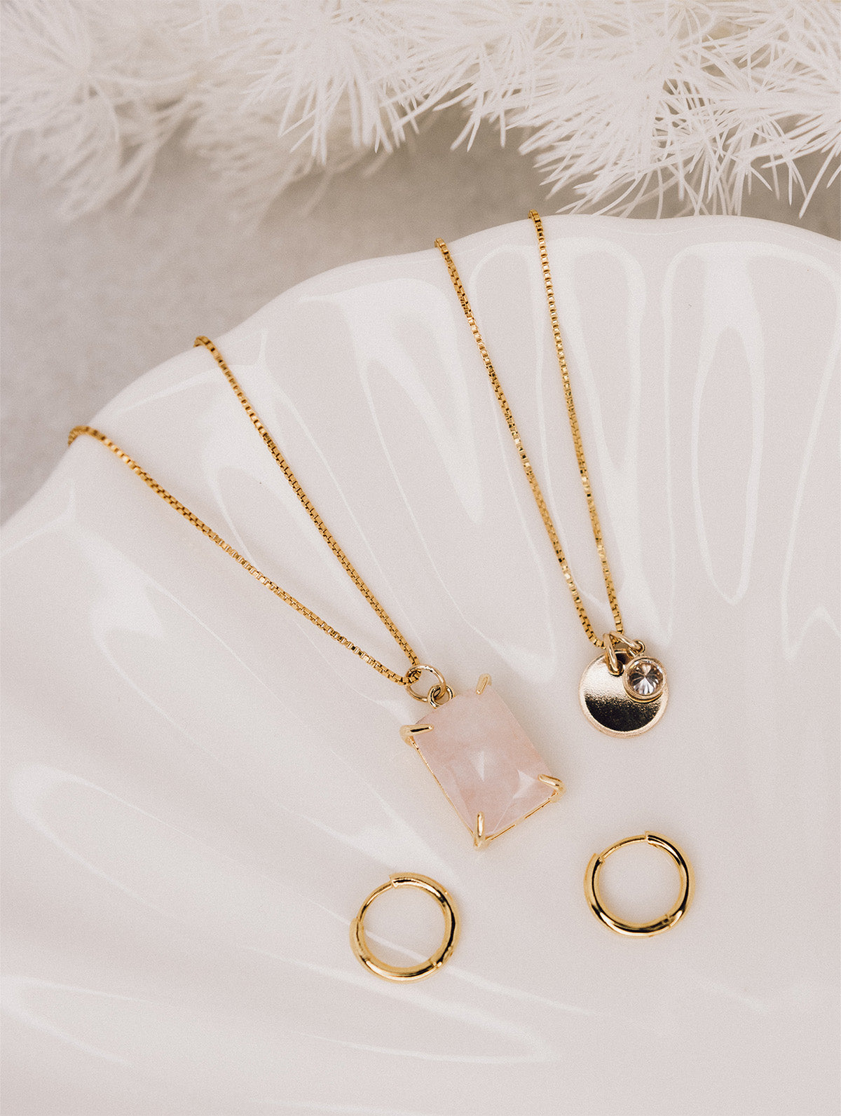 Image lifestyle colliers en or rempli et boucles d'oreilles or Keira 6