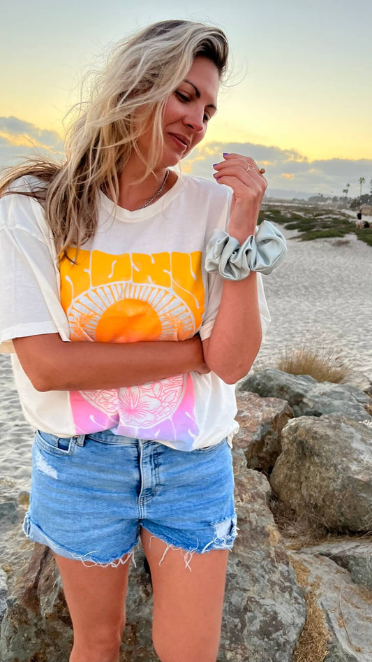 Une femme en voyage, sur une plage de San Diego en Californie. Vêtements et bijoux de plage.