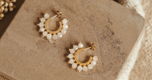 Visuel article blogue été 2026 boucles d'oreilles soleil avec cristaux Mariana 2 or