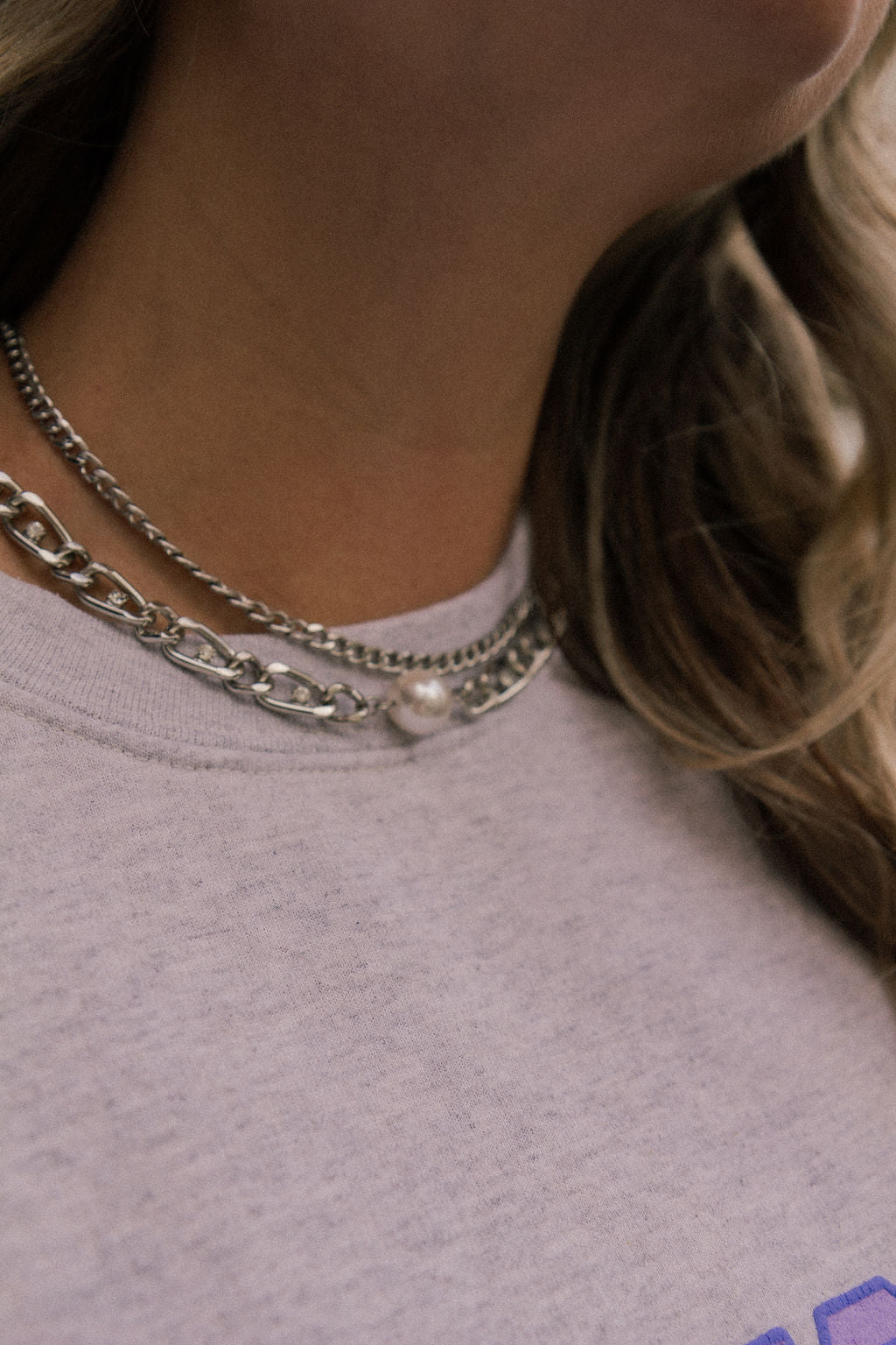 Collier Margot 3 maximaliste chaîne argentée gros maillons porté sur une femme - lifestyle-3