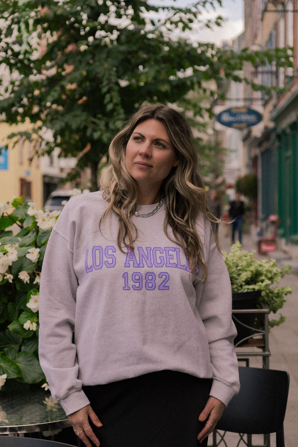 Collier Margot 3 maximaliste chaîne argentée gros maillons porté sur une femme - lifestyle-2