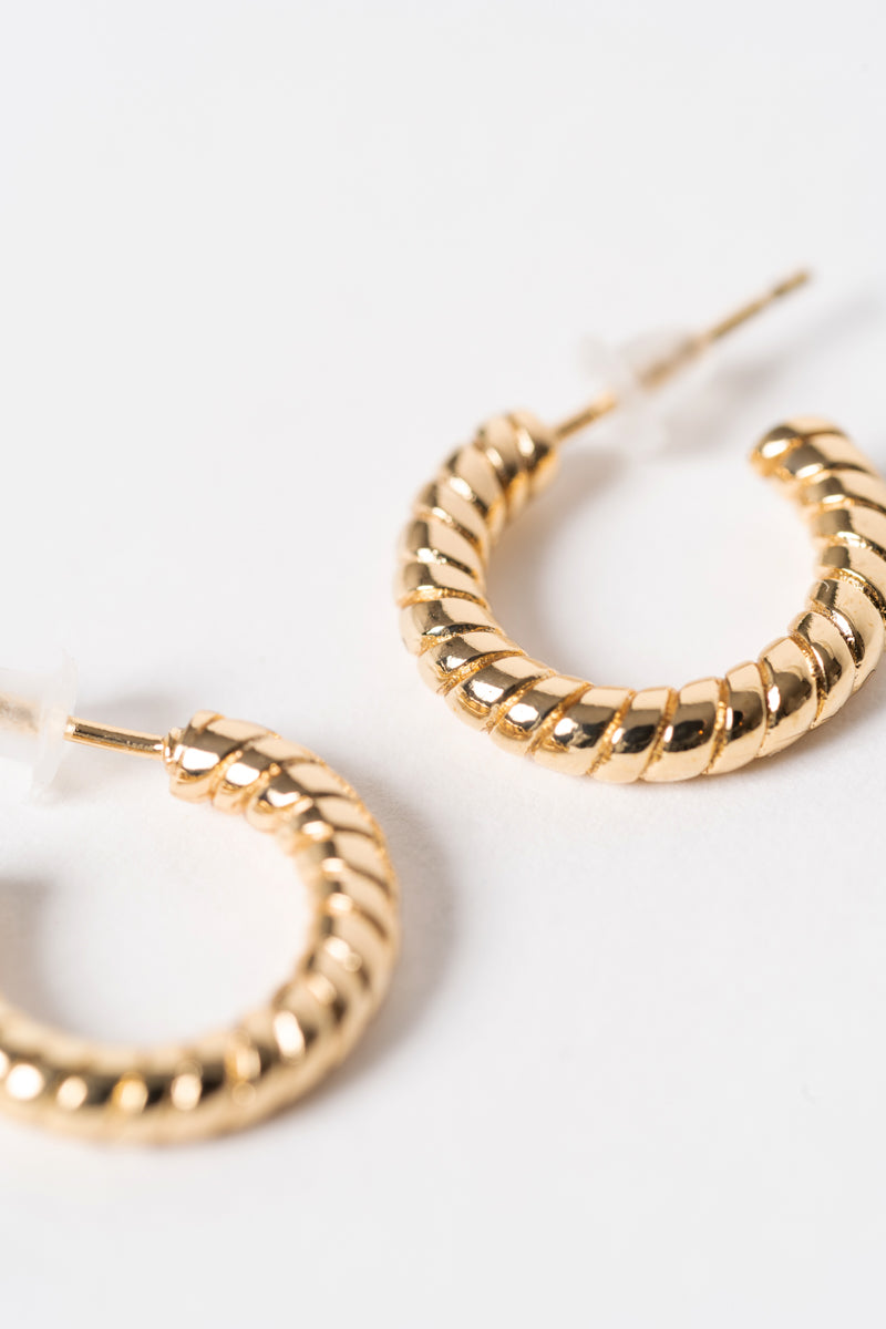 Boucles d'oreilles anneaux torsadés ouverts placage or 14K et tige .925 - Daphnée 1 lifestyle