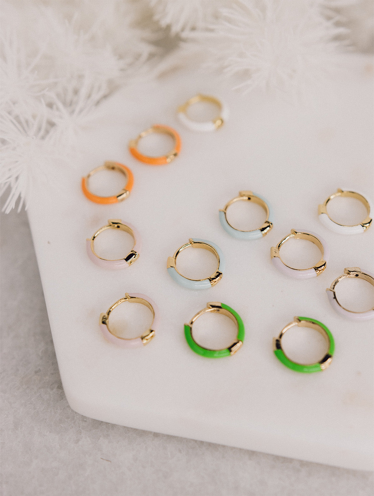 Boucles d'oreilles mini anneaux lisses plaqués or 14K avec émail coloré Ivy 5 - lifestyle