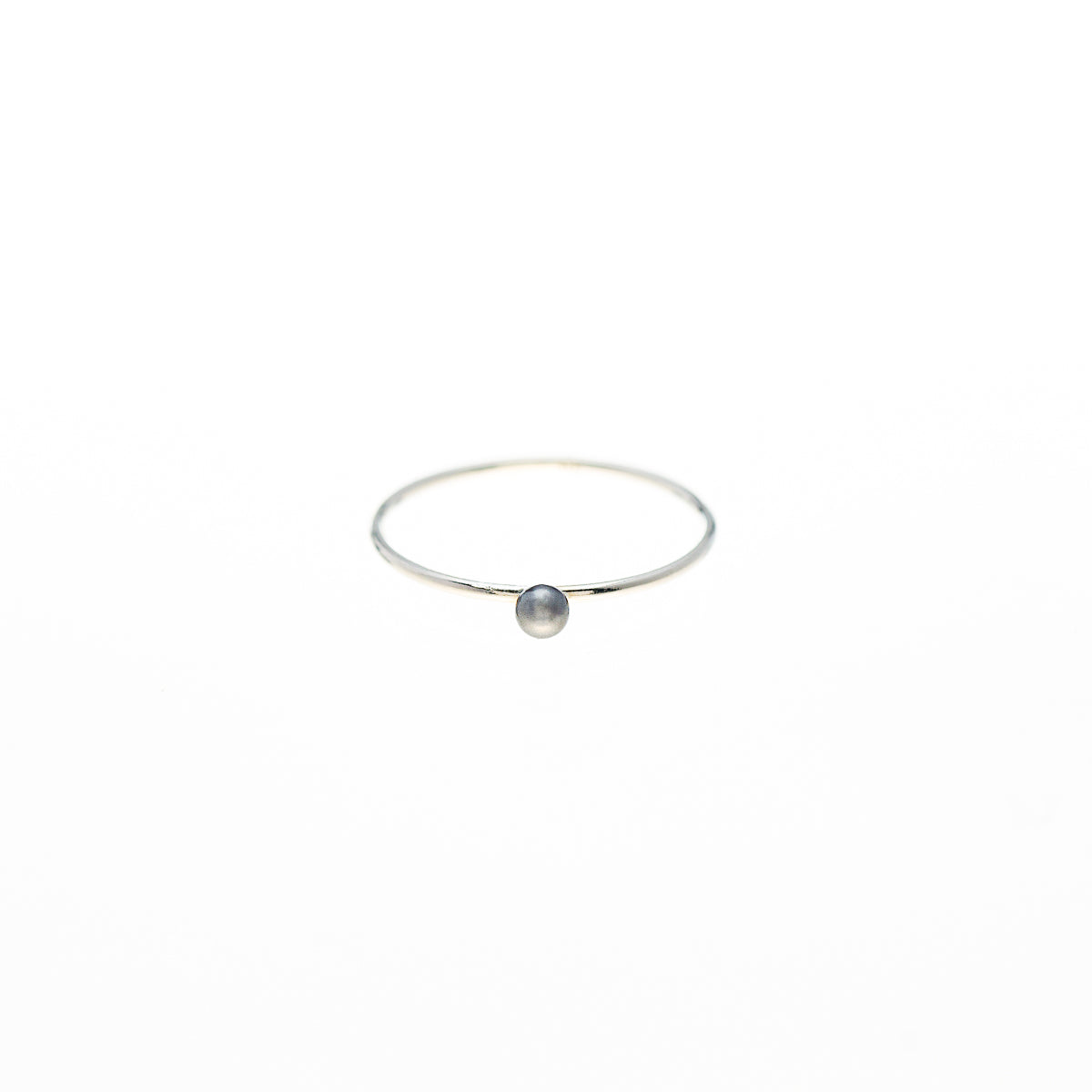 Bague fine argent sterling .925 ornée d'une mini perle de couleur gris foncé Elizabeth 1 - Kara Bijoux