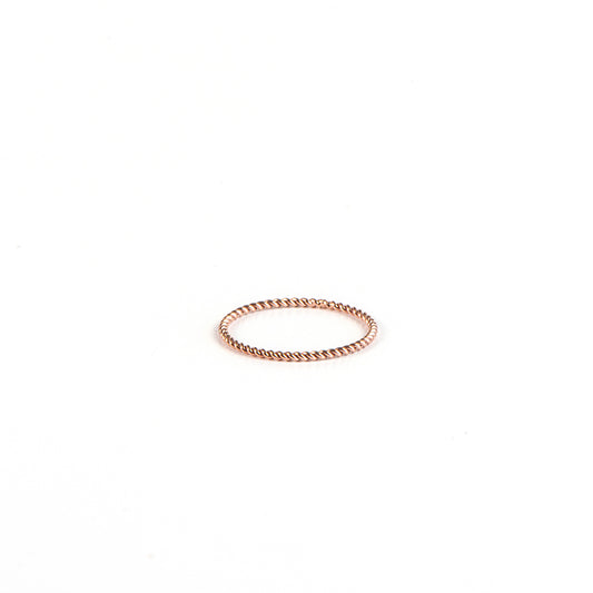 Bague délicate design fin torsadé en or rose rempli 14K Grace 14