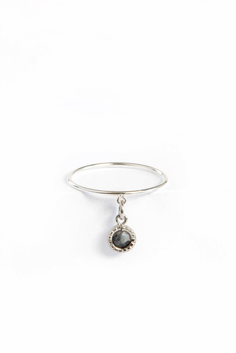 Bague fine argent sterling avec mini pierre noire labradorite - Savie 1-1