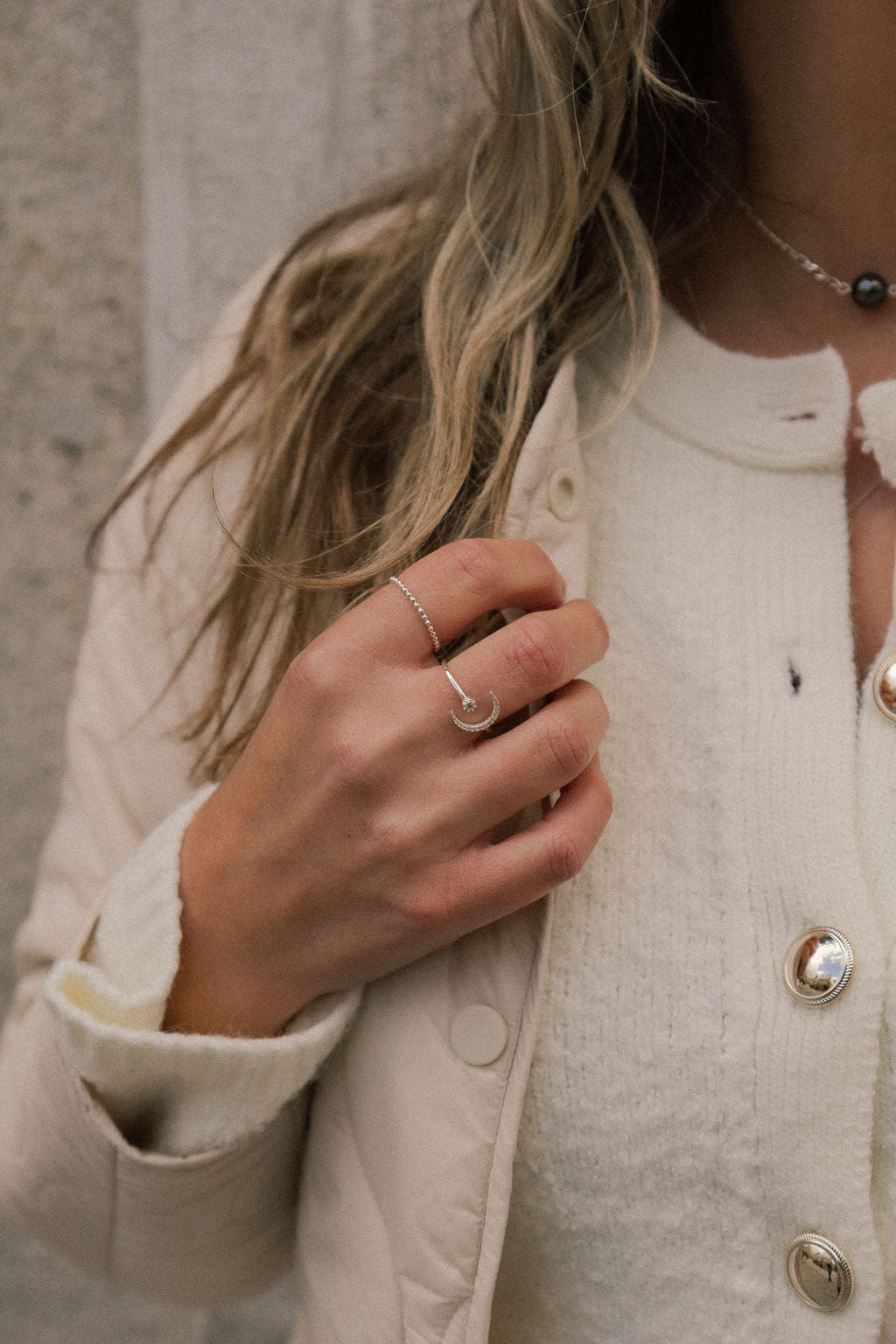 Bagues en argent lune et zircons et petites billes Florence 7 et 4 sur une personne