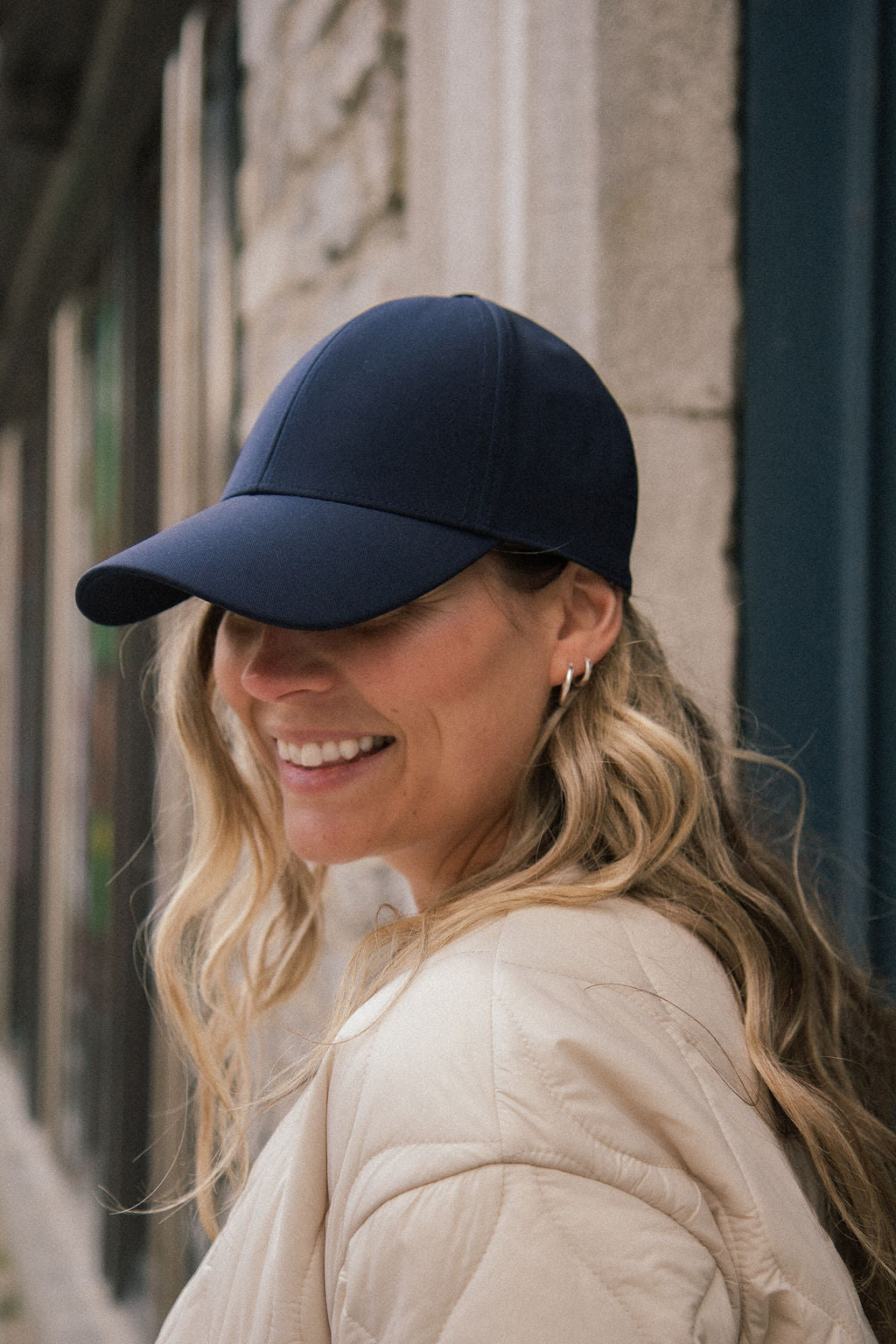 Boucles d'oreilles basiques anneaux 13 mm en argent sterling portées sur une femme