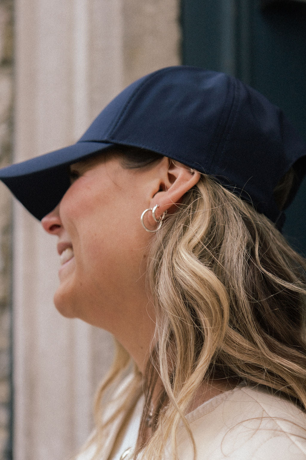 Boucles d'oreilles basiques anneaux 13 mm en argent sterling portées sur une femme-1