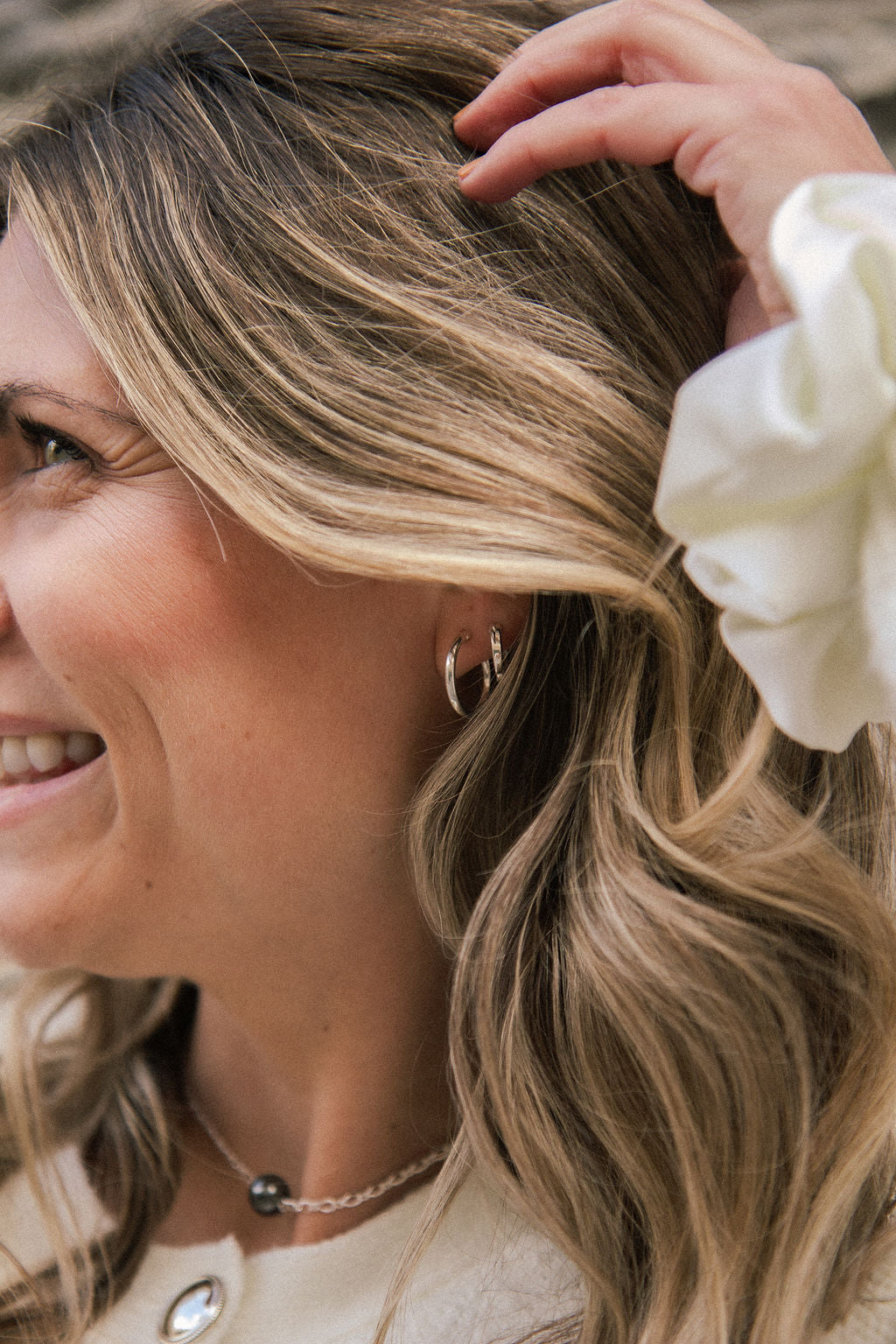 Boucles d'oreilles Florence 2 et 3 anneaux en argent et collier Florence 5, lifestyle