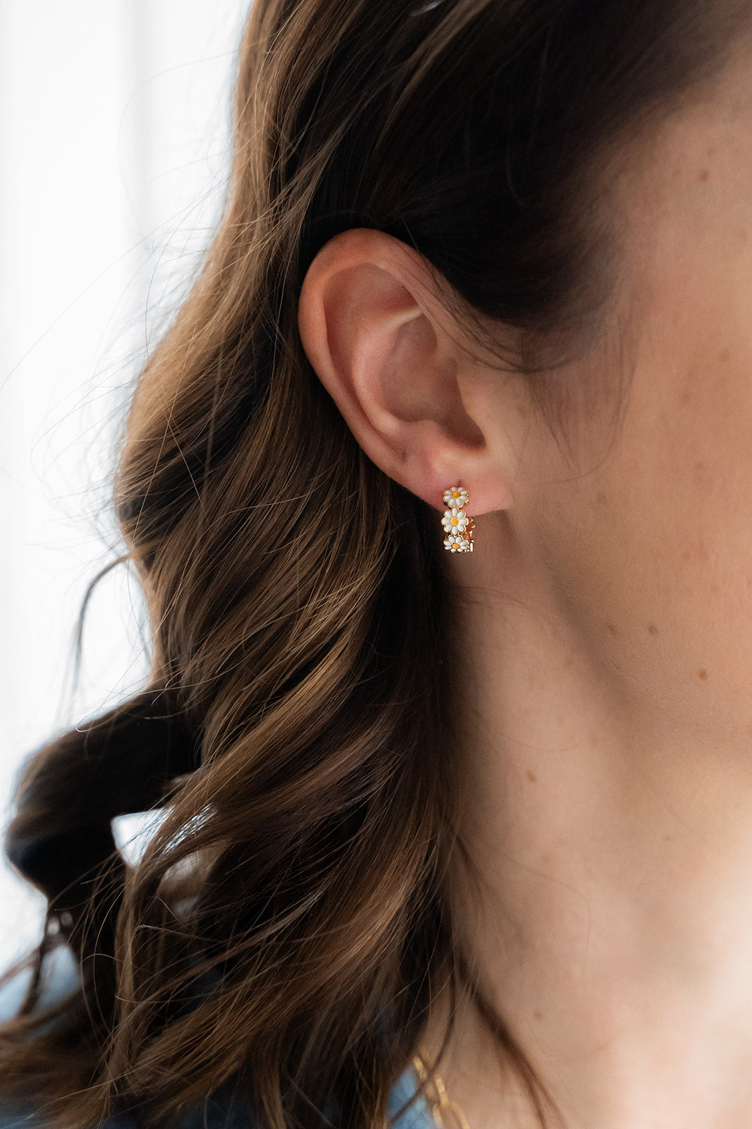Boucles d'oreilles anneaux larges design fleurs placage or 14K - Mariana 1 or sur femme