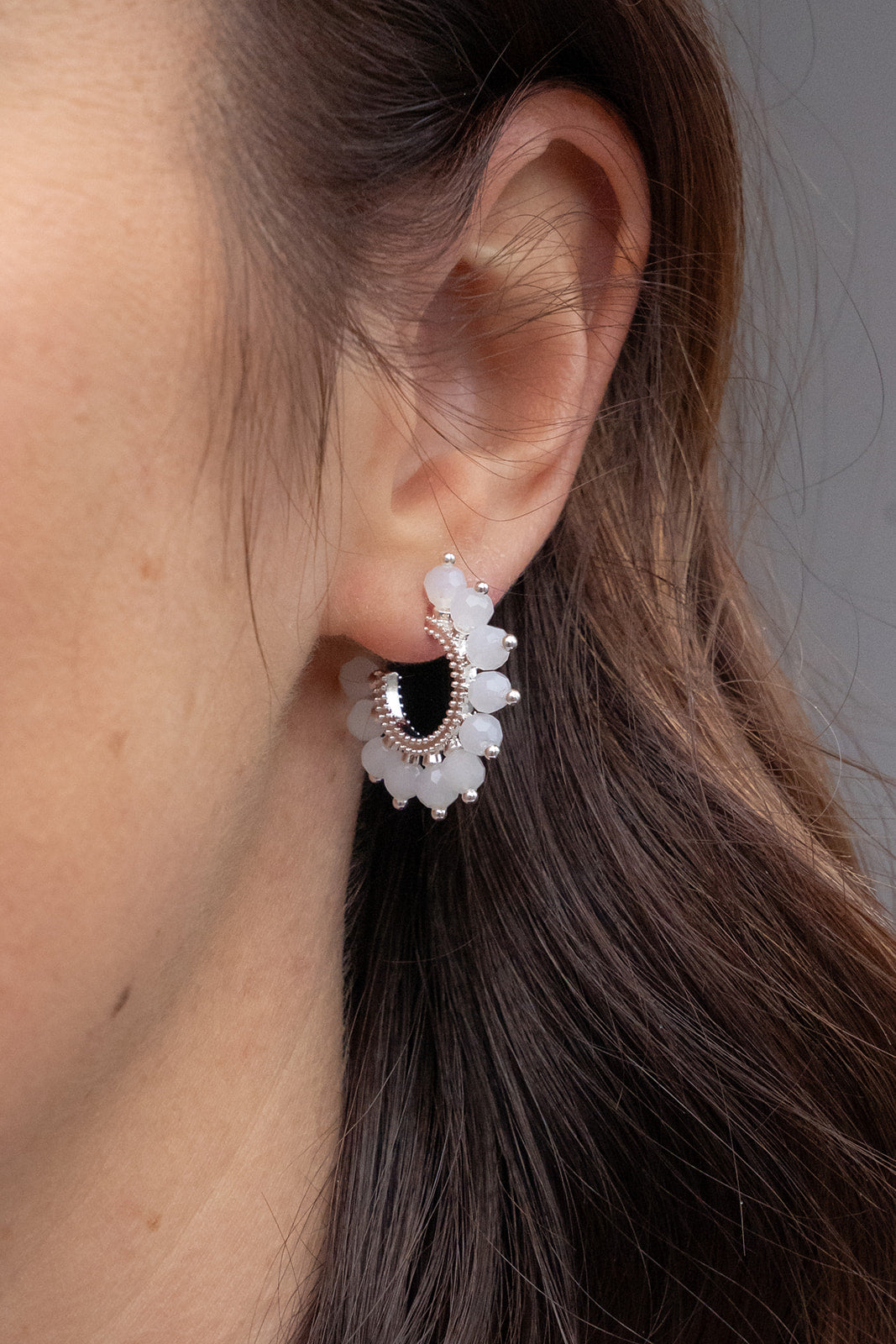 Boucles d'oreilles anneaux ouverts design soleil avec billes blanches plaqué argent - Mariana 2 sur femme