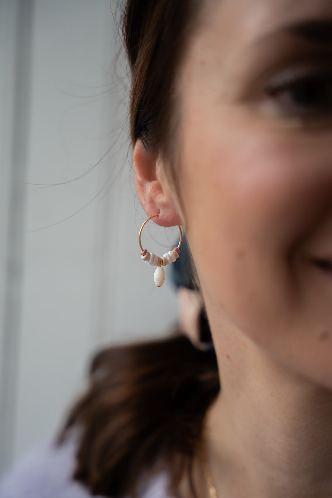 Boucles d'oreilles boho chic anneaux minces or avec billes coquillage - Mariana 3 sur une femme-1
