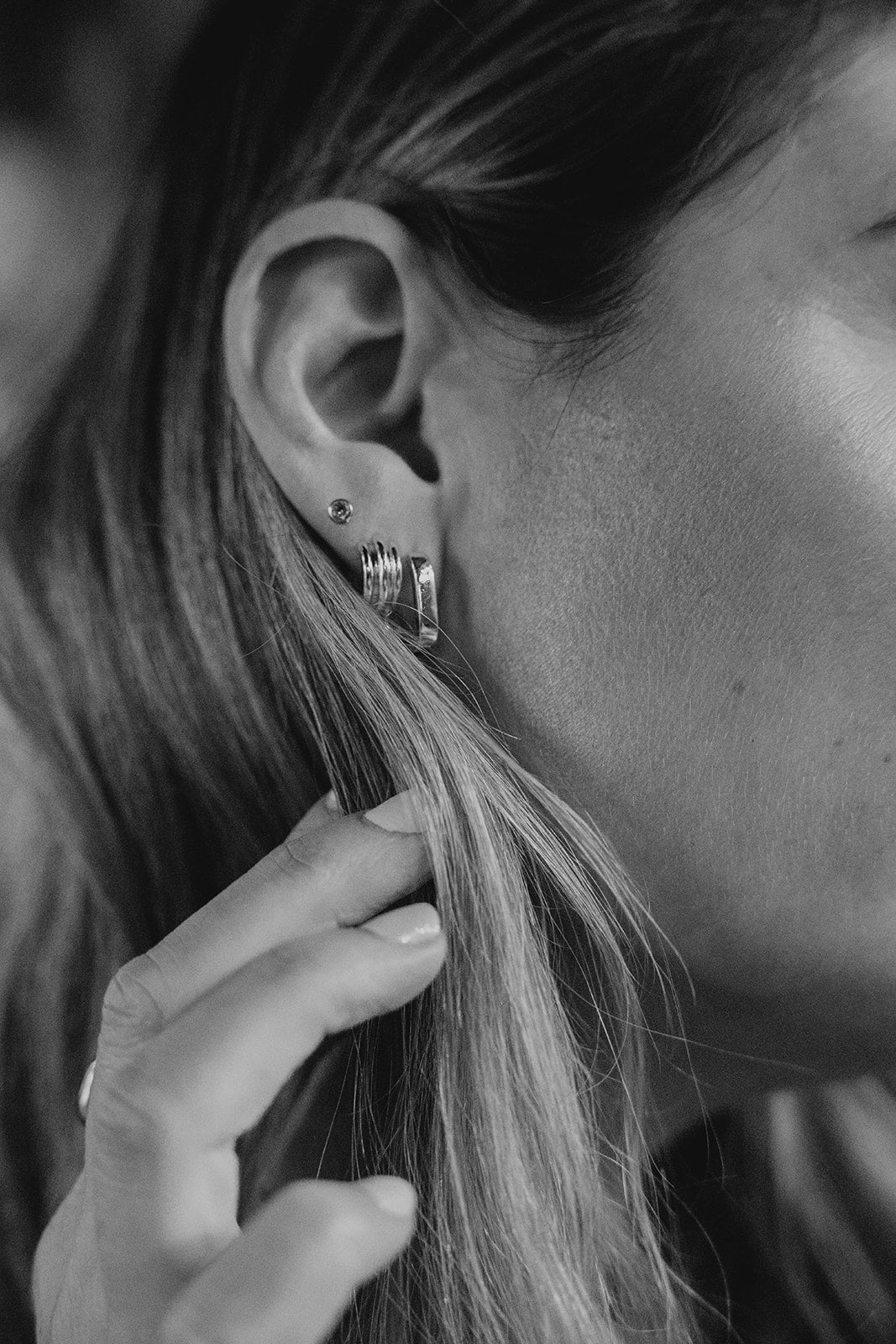 Boucles d'oreilles anneaux carrés et anneaux lignés placage or  ou argent Raphaëlle 2 et 6 sur une femme