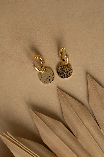 Boucles d'oreilles plaquées or 14K anneaux chunky avec médaillons - Raphaëlle 3 - lifestyle-1