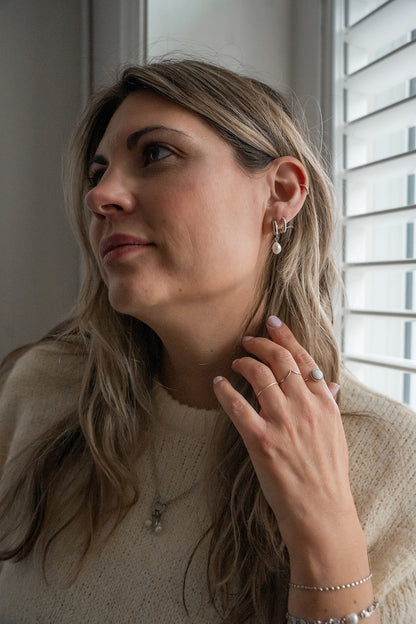 Boucles d'oreilles plaquées rhodium anneaux chunky avec perles d'eau douce - Raphaëlle 4 sur une femme