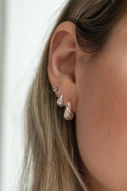 Boucles d'oreilles petits anneaux placage argent torsadés ou lignés - Raphaëlle 5 et 7 sur femme