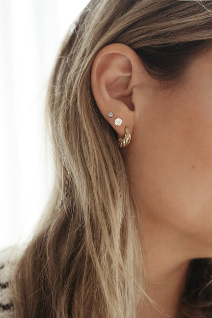 Boucles d'oreilles anneaux plaqués or 14K tosadés et élargis - Raphaëlle 5 or sur une femme