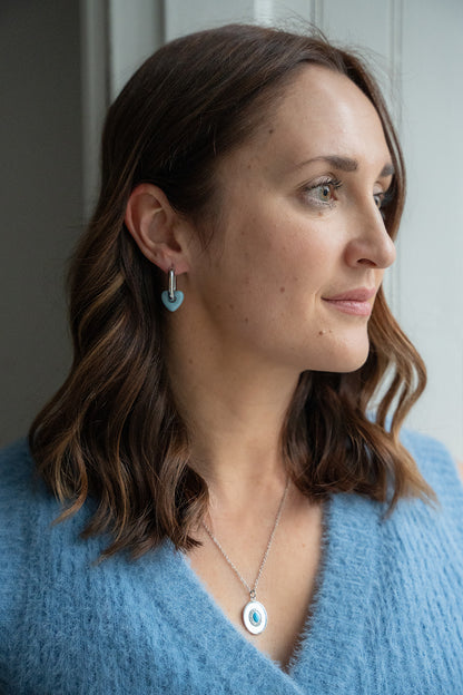 Boucles d'oreilles anneaux ovales épais placage rhodium coeur résine bleu - Sabrina 1 sur  une femme