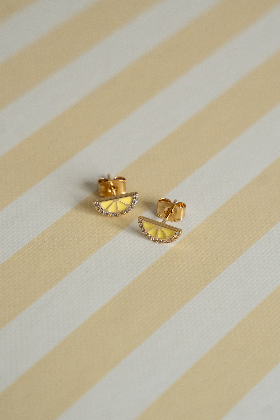 Boucles d'oreilles directement sur l'oreille plaquées or 14K citrons émail Sabrina 2-lifestyle
