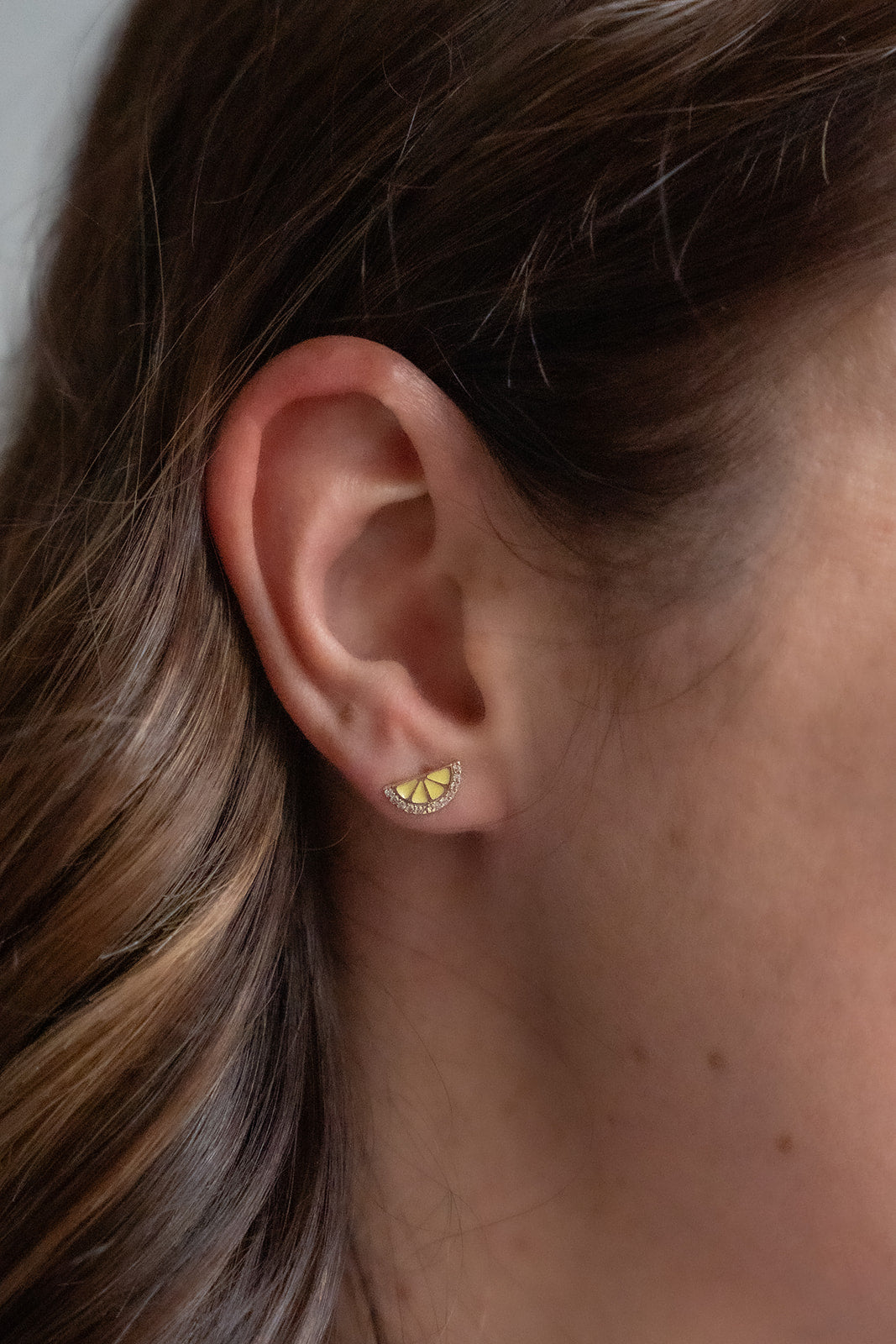 Boucles d'oreilles directement sur l'oreille plaquées or 14K citrons émail Sabrina 2 sur une femme