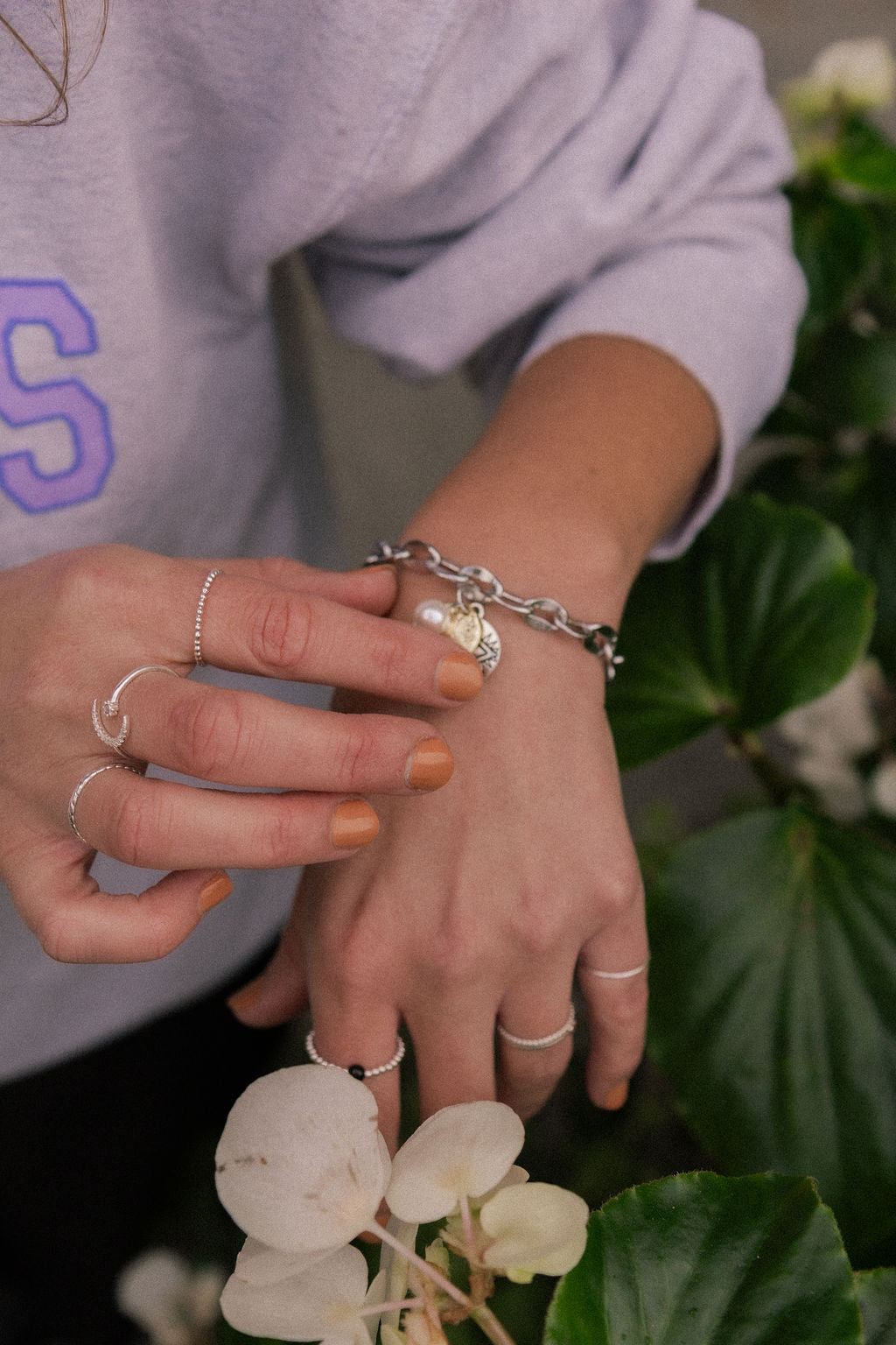 Bracelet Margot 4 gros maillons placage argent avec breloques et bagues - lifestyle Kara Bijoux