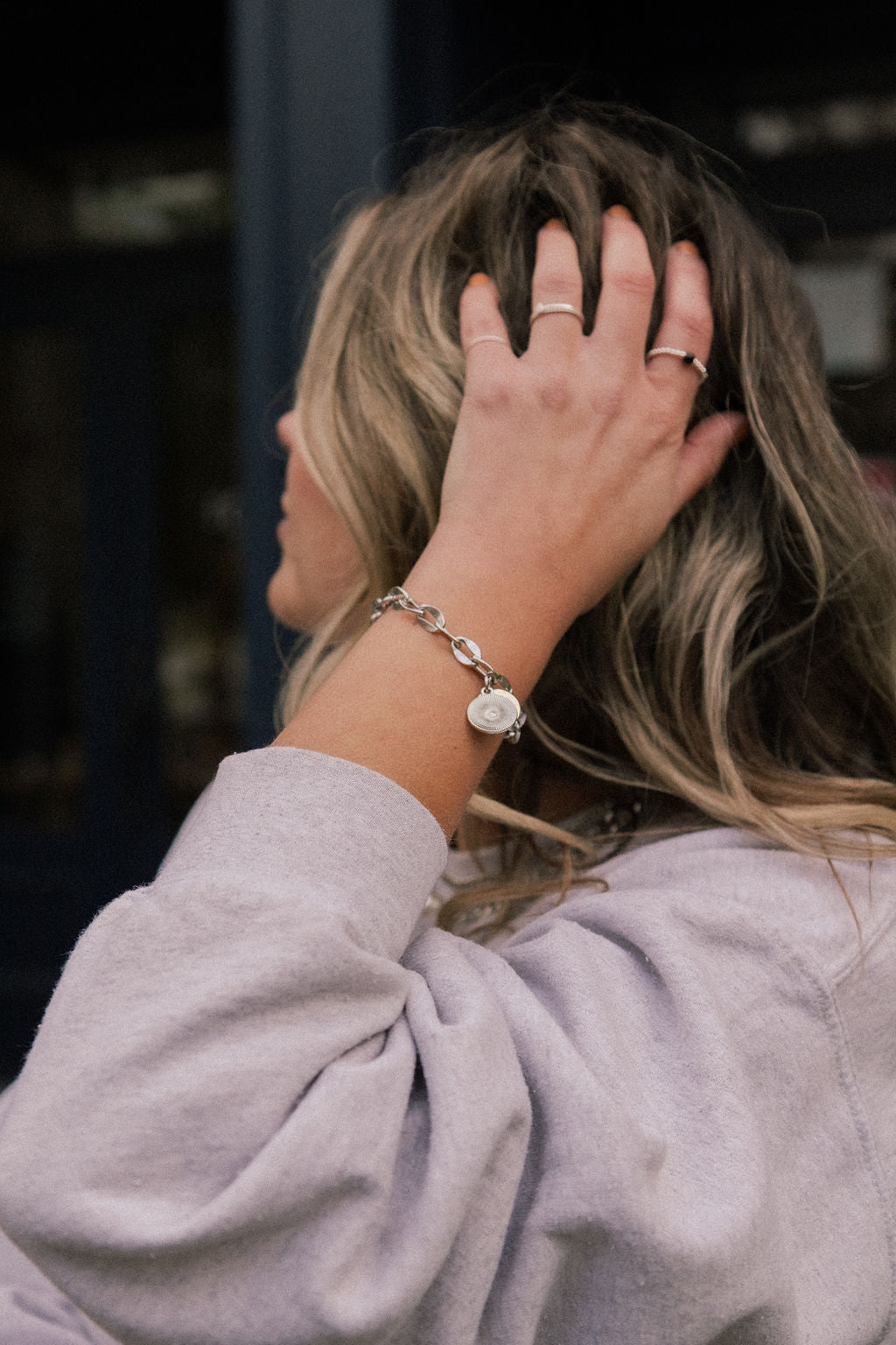 Bracelet Margot 4 gros maillons placage argent avec breloques - lifestyle Kara Bijoux-1