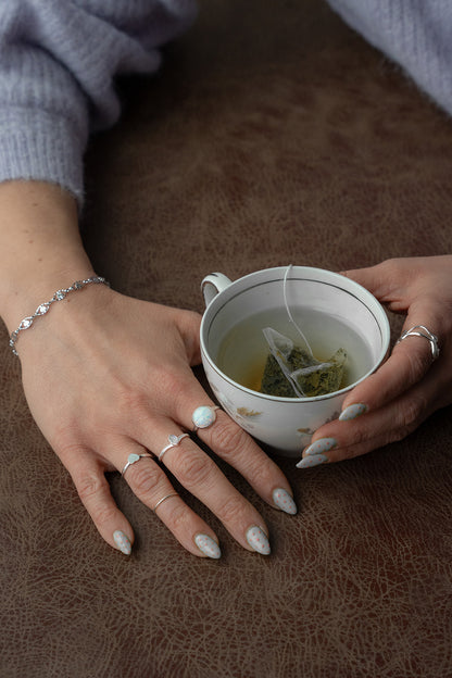 Bracelet acier inoxydable chaîne mailles ovales facettées  avec coeurs - Mariana 1 sur une femme