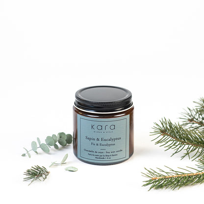 Chandelle fabriquée à la main à partir de cire de soya  - Sapin et Eucalyptus - lifestyle-1