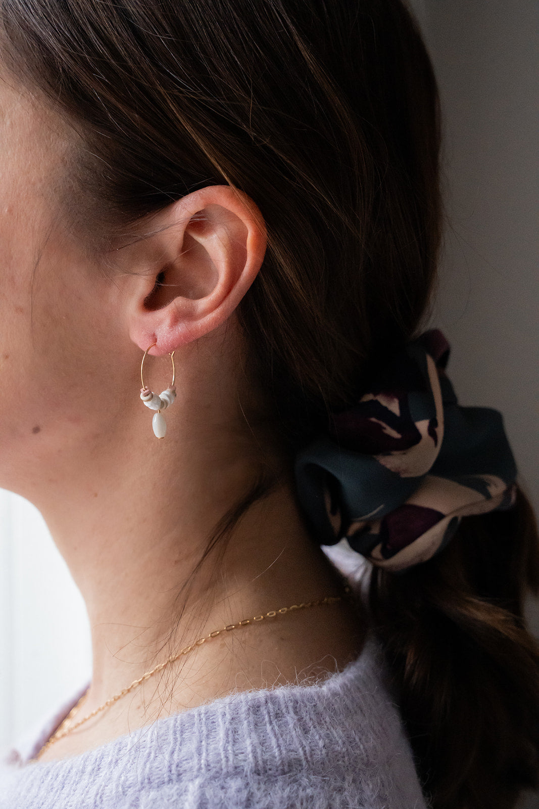 Chouchou pour les cheveux satiné au motif floral sarcelle - Sabrina 3 - lifestyle-2