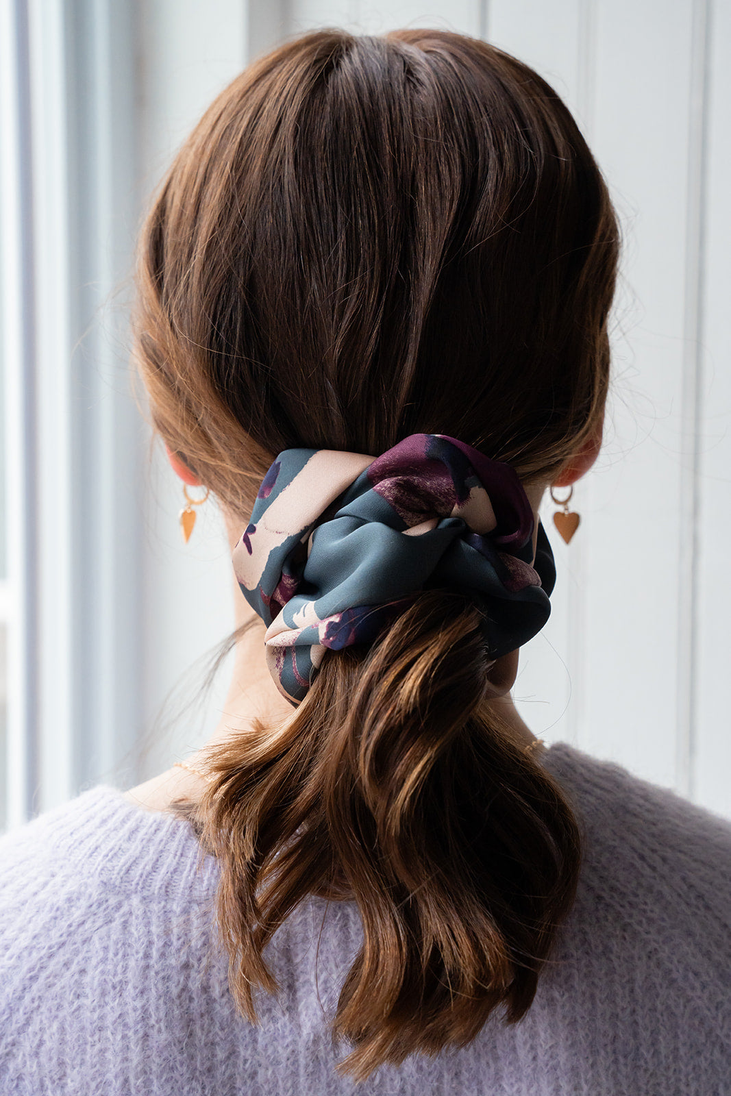 Chouchou pour les cheveux satiné au motif floral sarcelle - Sabrina 3 - lifestyle-1
