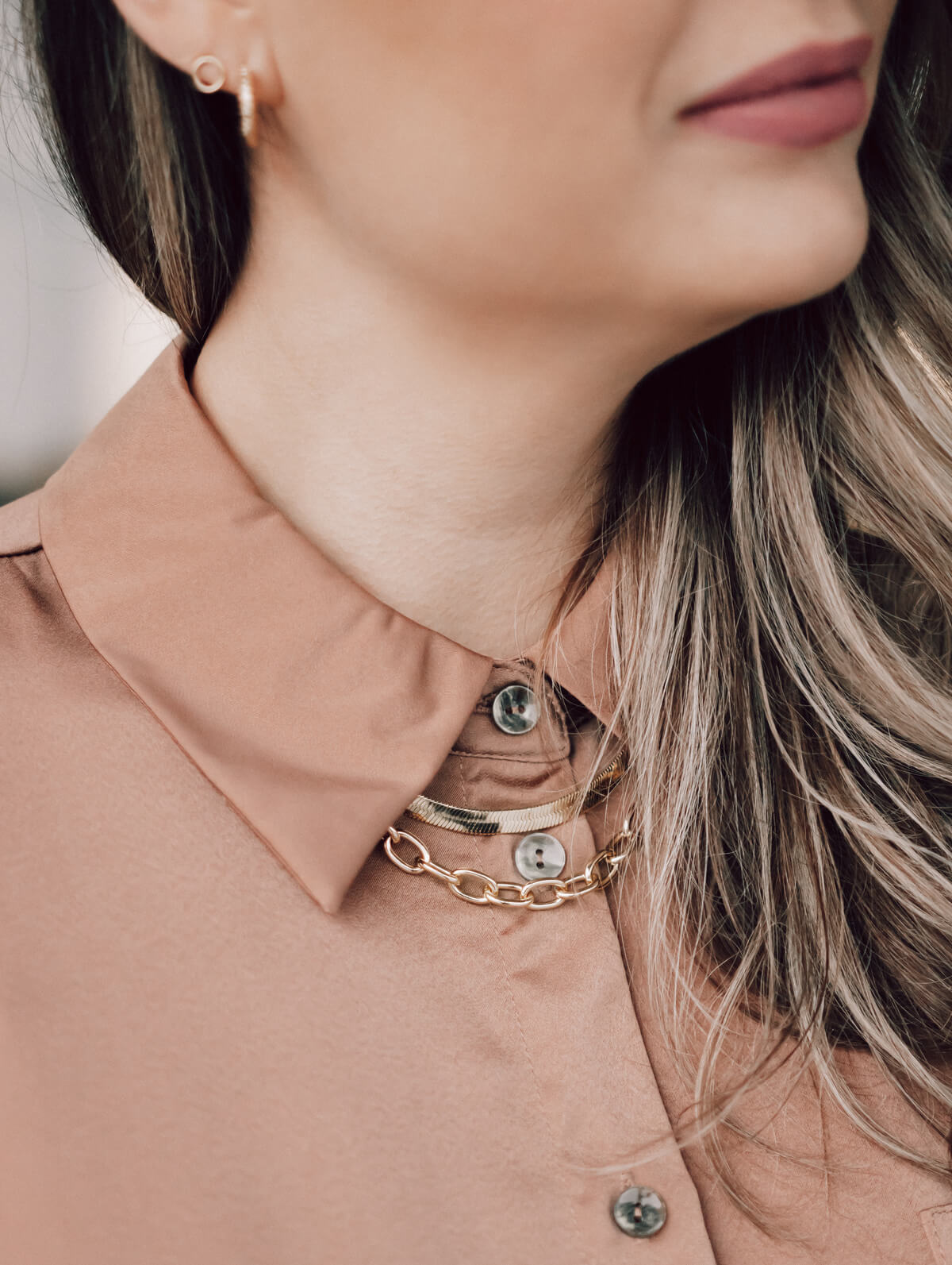 Collier court plaqué or 14K grandes mailles ovales Daphnée 1 porté sur une femme
