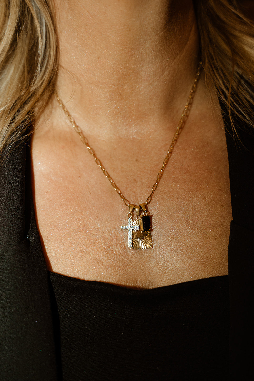 Collier inox or avec 3 pendentifs Juliana 2 porté sur une femme - lifestyle