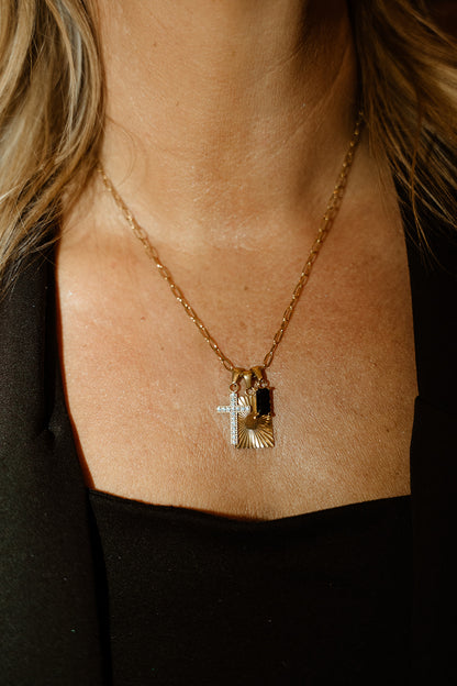 Collier inox or avec 3 pendentifs Juliana 2 porté sur une femme - lifestyle
