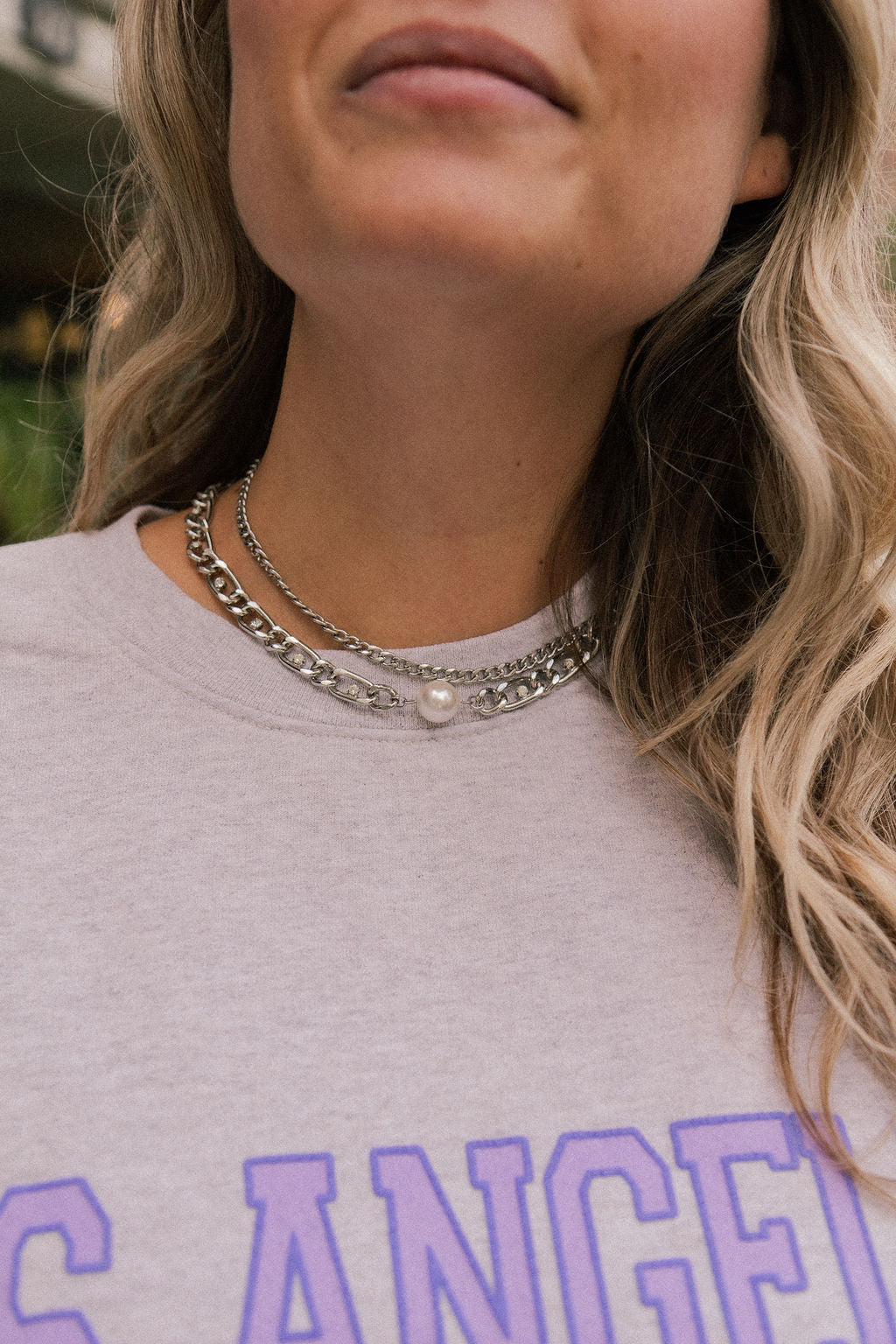 Collier Margot 3 maximaliste chaîne argentée gros maillons porté sur une femme - lifestyle-1