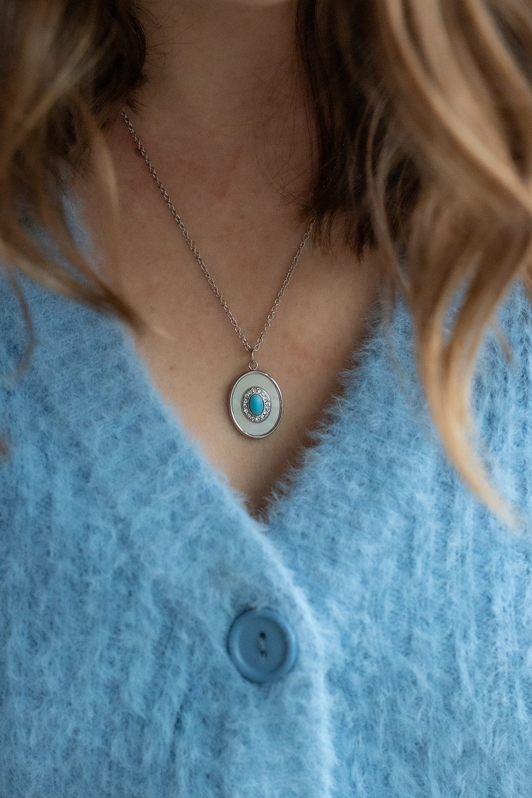 Collier acier inoxydable pendentif ovale turquoise, nacre et zircons - Mariana 1 argent sur une femme