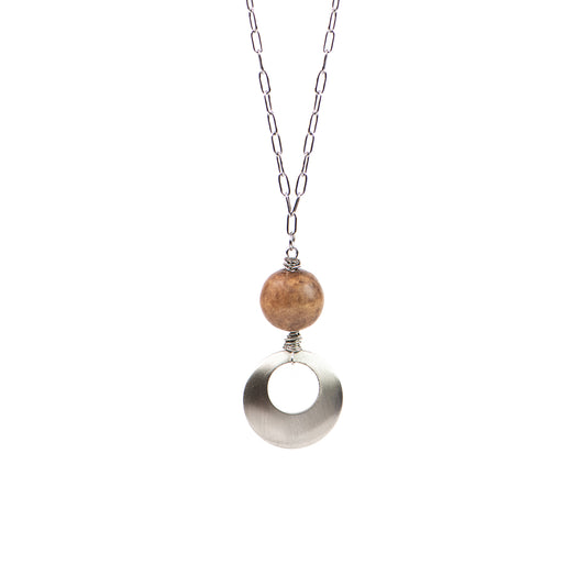 Collier mi-long chaîne Paperclip acier inoxydable avec pendentif ajouré et bille de bois - Mariana 2-1