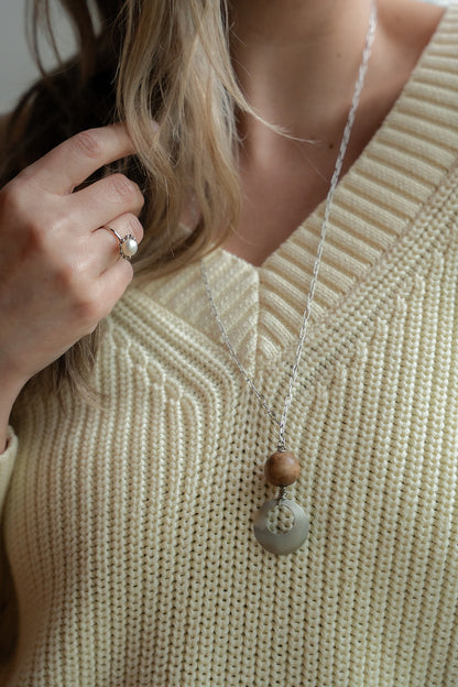 Collier mi-long chaîne Paperclip avec pendentif ajouré et bille de bois - Mariana 2 sur une femme-2