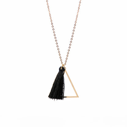Collier long délicat placage or avec pendentifs triangle et pompon noir - Mariana 3-1